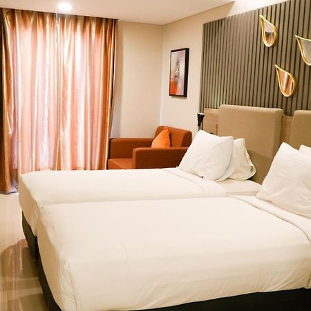 Verse Hotel Чиребон Экстерьер фото