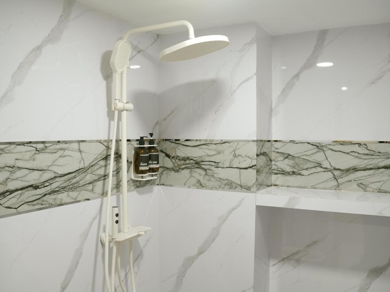 Verse Hotel Чиребон Экстерьер фото