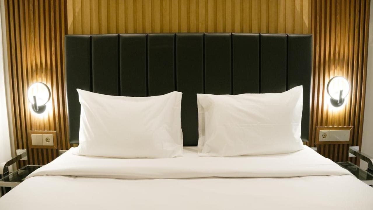 Verse Hotel Чиребон Экстерьер фото