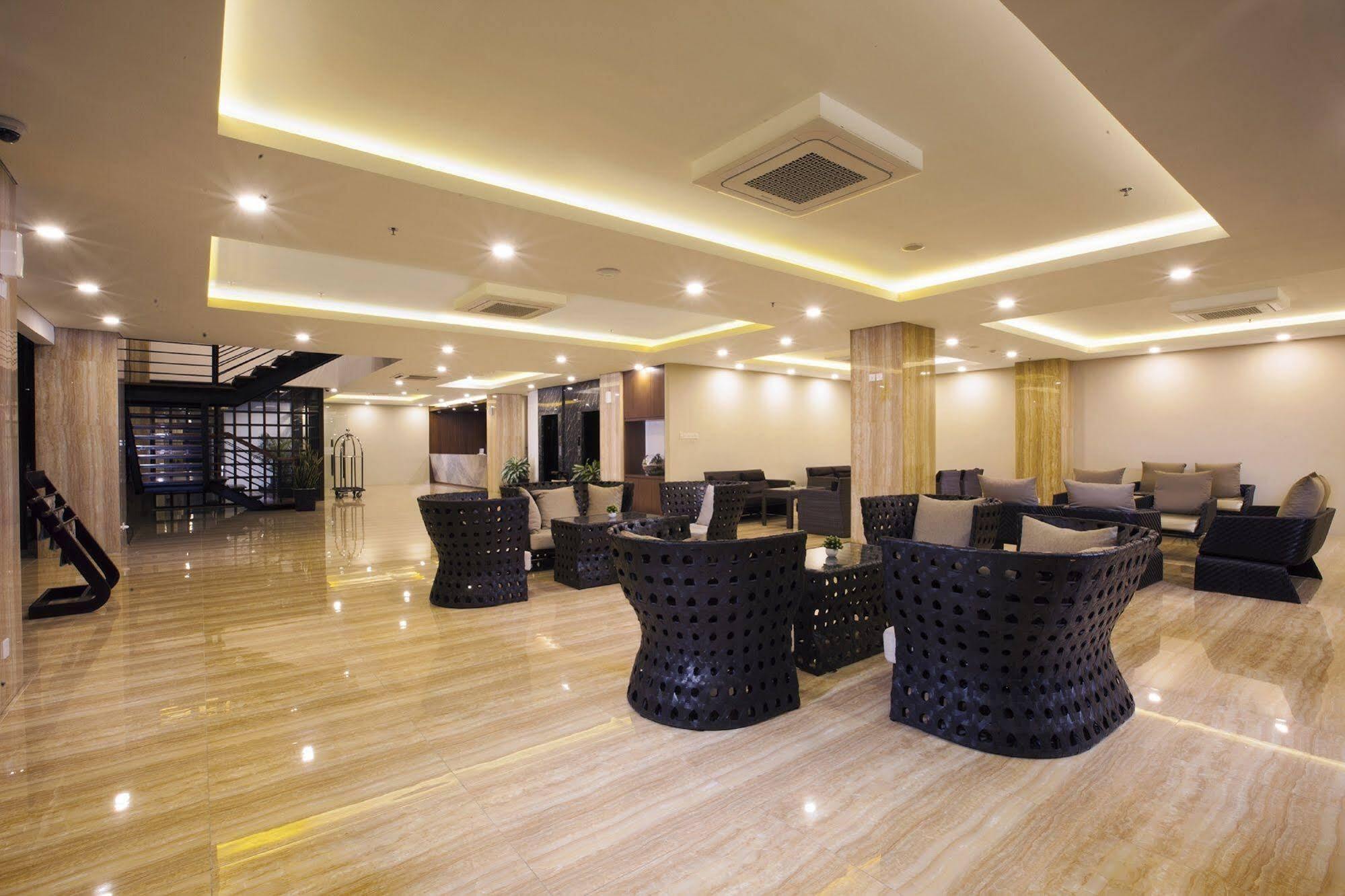 Verse Hotel Чиребон Экстерьер фото