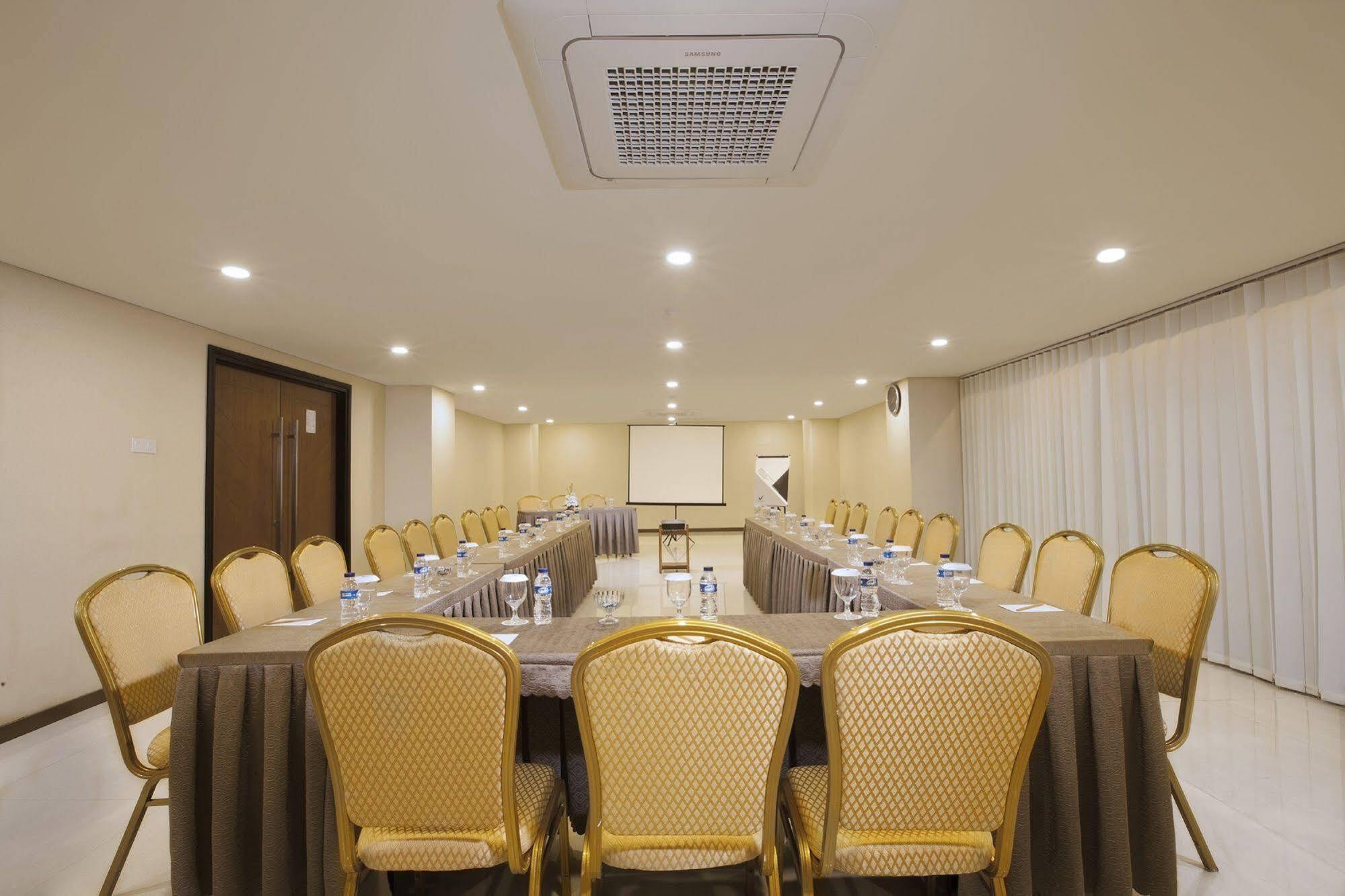 Verse Hotel Чиребон Экстерьер фото
