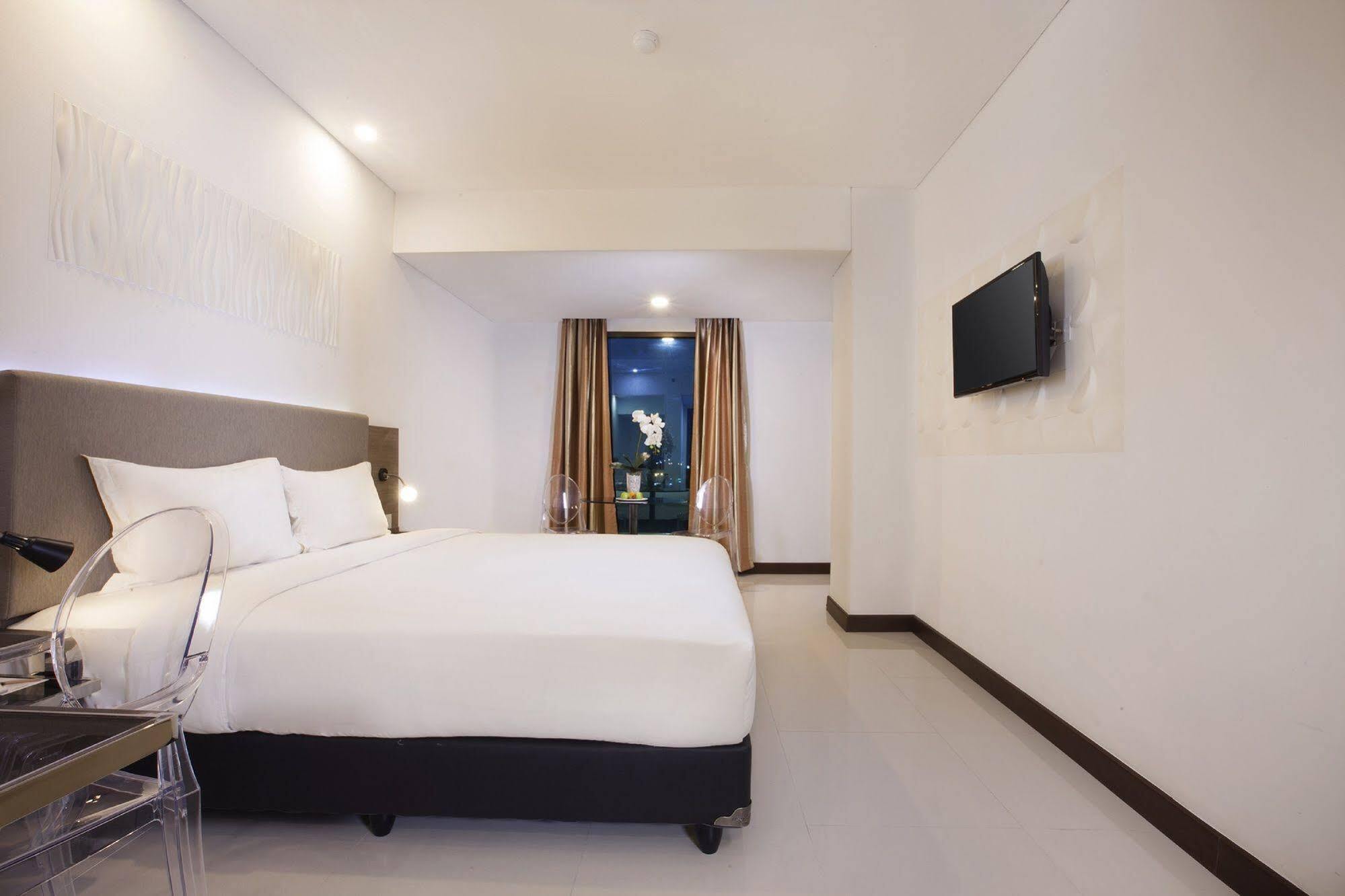 Verse Hotel Чиребон Экстерьер фото