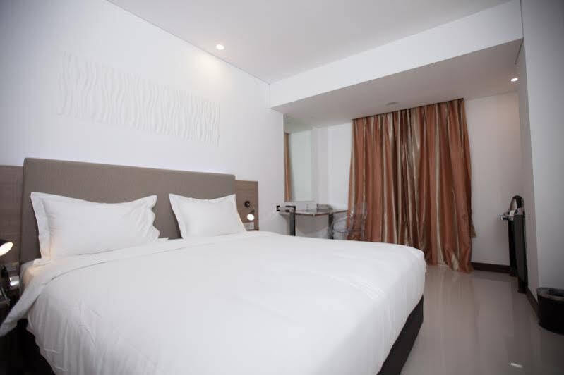 Verse Hotel Чиребон Экстерьер фото